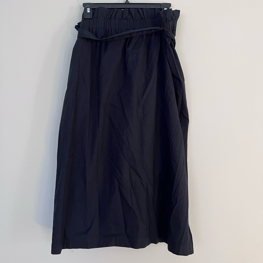 Black high waisted Who What Wear skirt with a bow belt. Size XXL